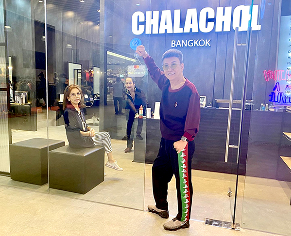 สวนกระแสเศรษฐกิจ “ดร.สมศักดิ์ ชลาชล” เปิดร้านตัดผม CHALACHOL Bangkok  สาขาที่ 17 ที่เดอะมอลล์งามวงศ์วาน
