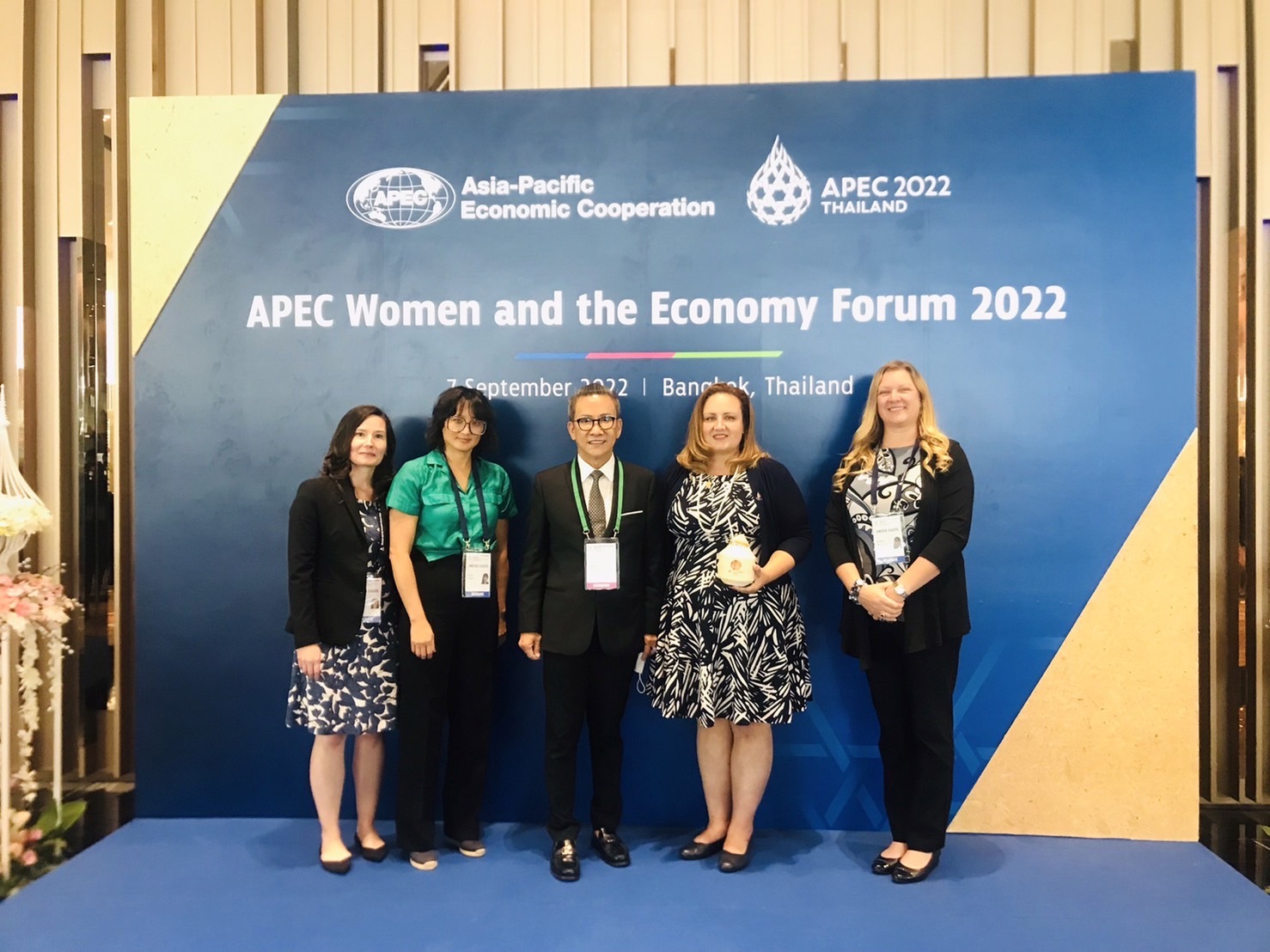 ดร.สมศักดิ์ ชลาชล นายกสมาคมวิชาชีพช่างทำผมไทย ร่วมต้อนรับ ผู้นำสตรีนานาชาติในการประชุม APEC WOMEN AND THE ECONOMY FORUM 2022