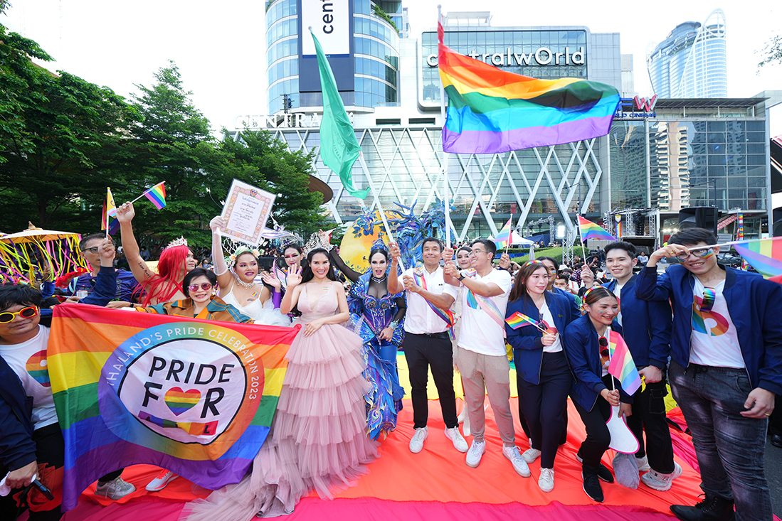 เซ็นทรัลเวิลด์ แลนด์มาร์กฟินาเล่สุดยิ่งใหญ่ ต้อนรับขบวน Bangkok Pride 2023  รวมเหล่า LGBTQIAN+ กว่า 25,000 ชีวิต โบกสะบัดธงสีรุ้งยาวที่สุดในไทย